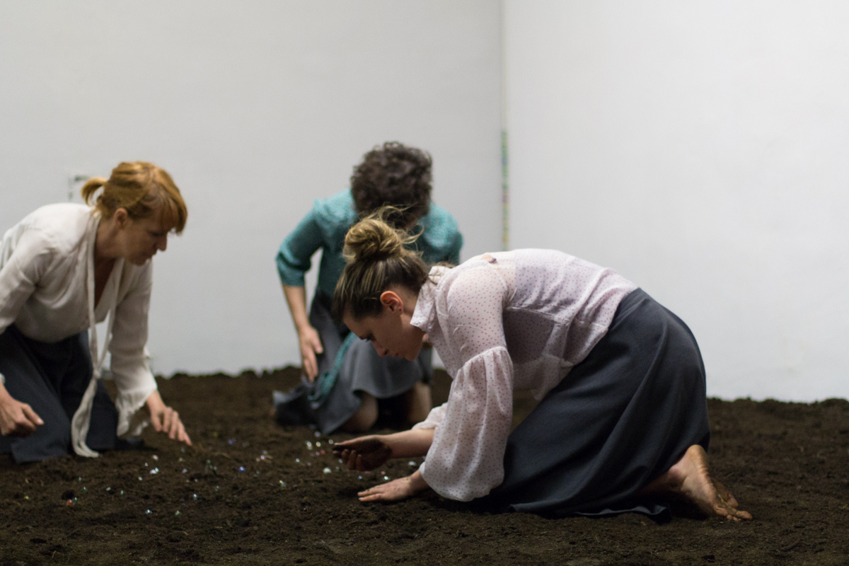 Elena Tortia e altri performer durante l'azione "Terra Sacra"