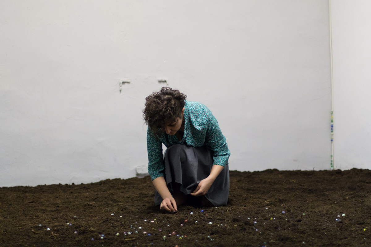 performer durante l'azione "Terra Sacra"